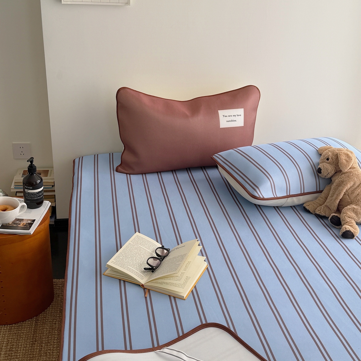 91家纺网 家纺一手货源 找家纺 美乐迪家纺 2026春夏新款水光冰丝凉席席子-条纹系列 蓝咖条