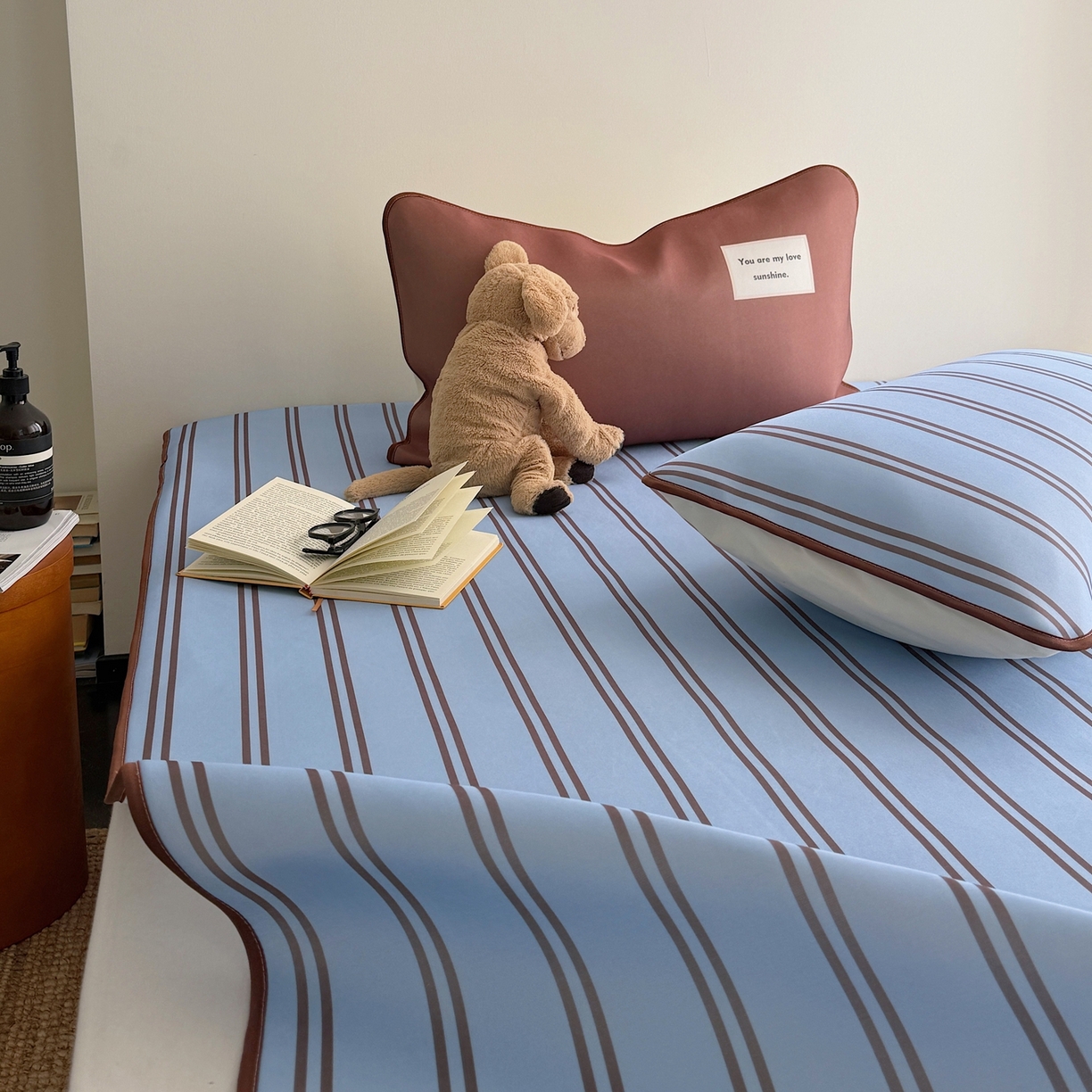 91家纺网 家纺一手货源 找家纺 美乐迪家纺 2026春夏新款水光冰丝凉席席子-条纹系列 蓝咖条