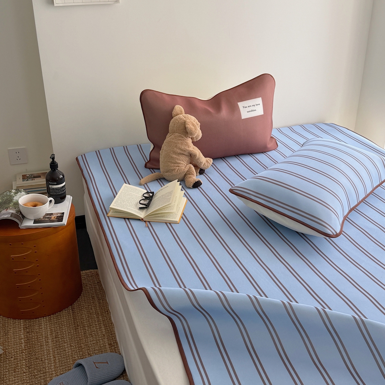 91家纺网 家纺一手货源 找家纺 美乐迪家纺 2026春夏新款水光冰丝凉席席子-条纹系列 蓝咖条