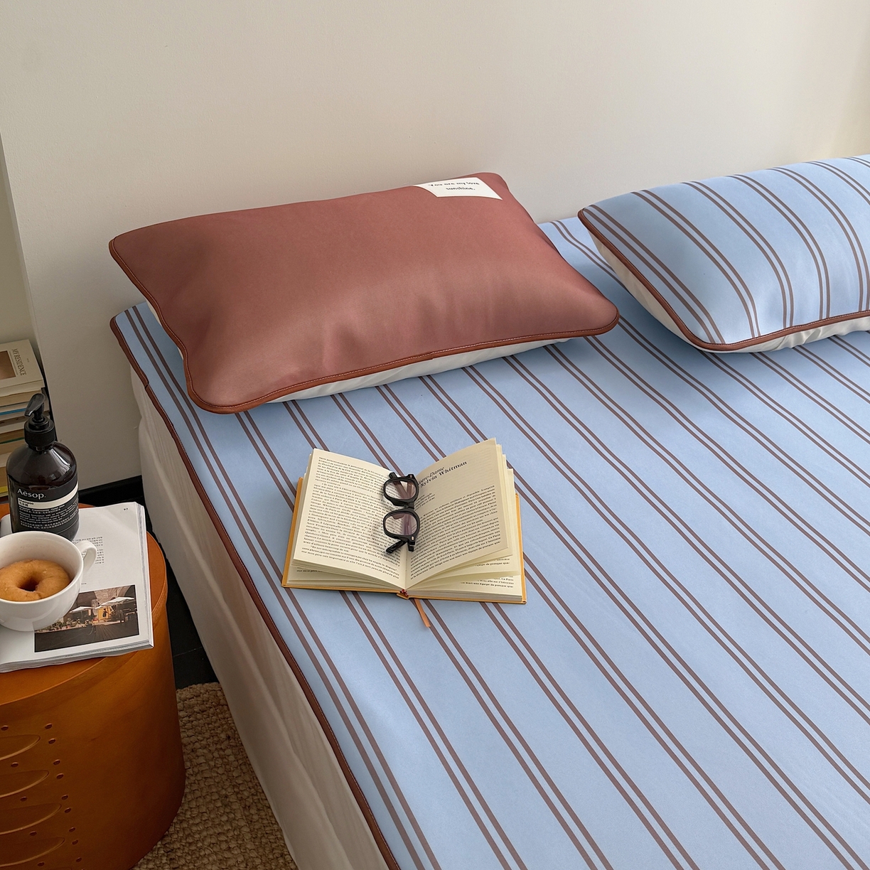 91家纺网 家纺一手货源 找家纺 美乐迪家纺 2026春夏新款水光冰丝凉席席子-条纹系列 蓝咖条