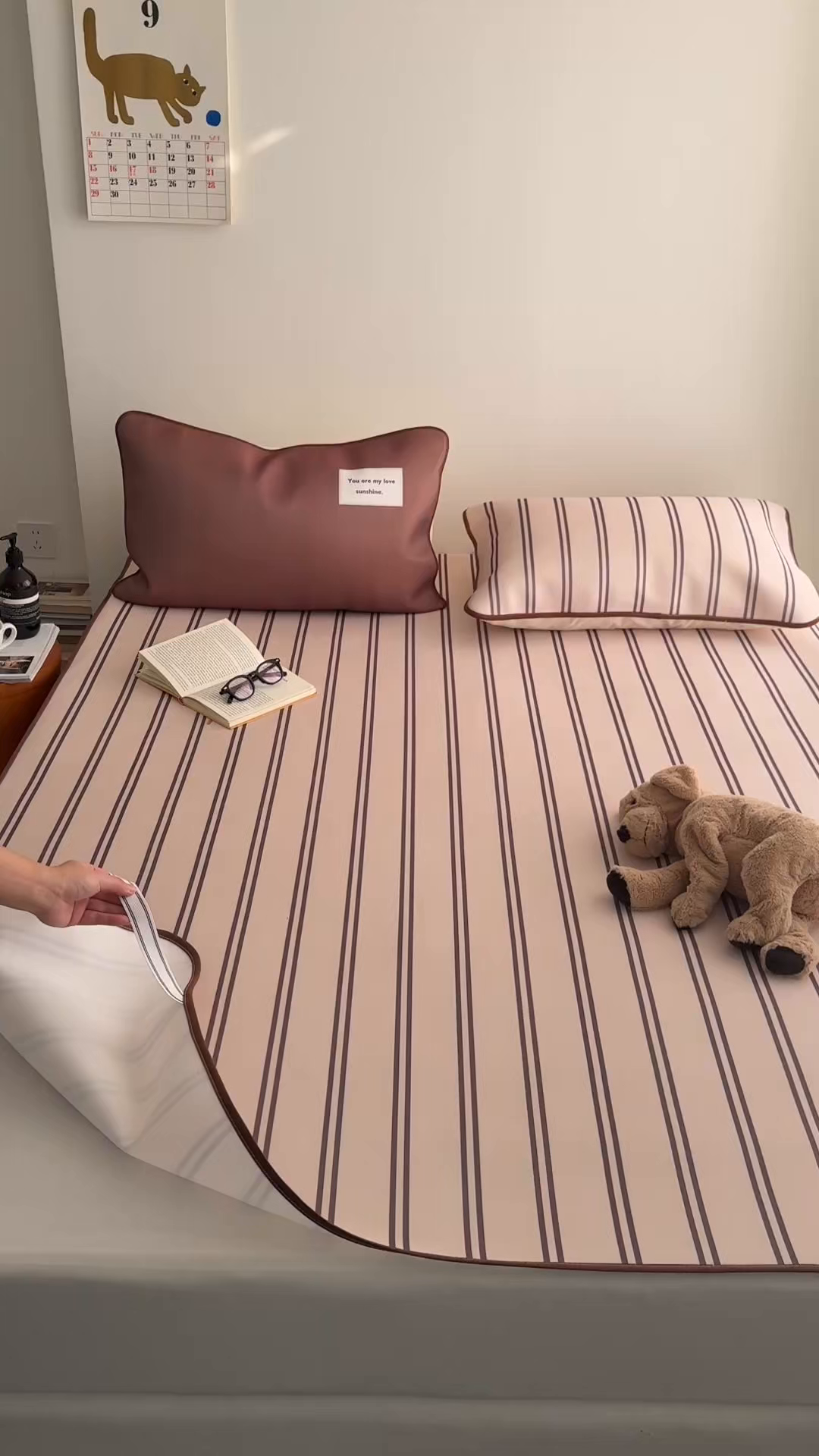 91家纺网 家纺一手货源 找家纺 美乐迪家纺 2026春夏新款水光冰丝凉席席子-条纹系列 奶茶咖