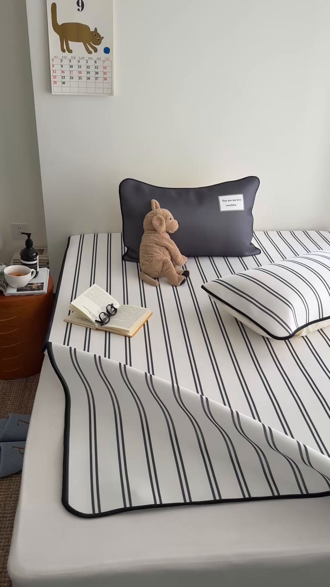 91家纺网 家纺一手货源 找家纺 美乐迪家纺 2026春夏新款水光冰丝凉席席子-条纹系列 黑白条