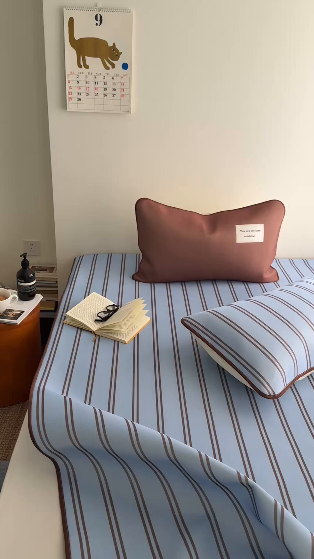 91家纺网 家纺一手货源 找家纺 美乐迪家纺 2026春夏新款水光冰丝凉席席子-条纹系列 蓝咖条