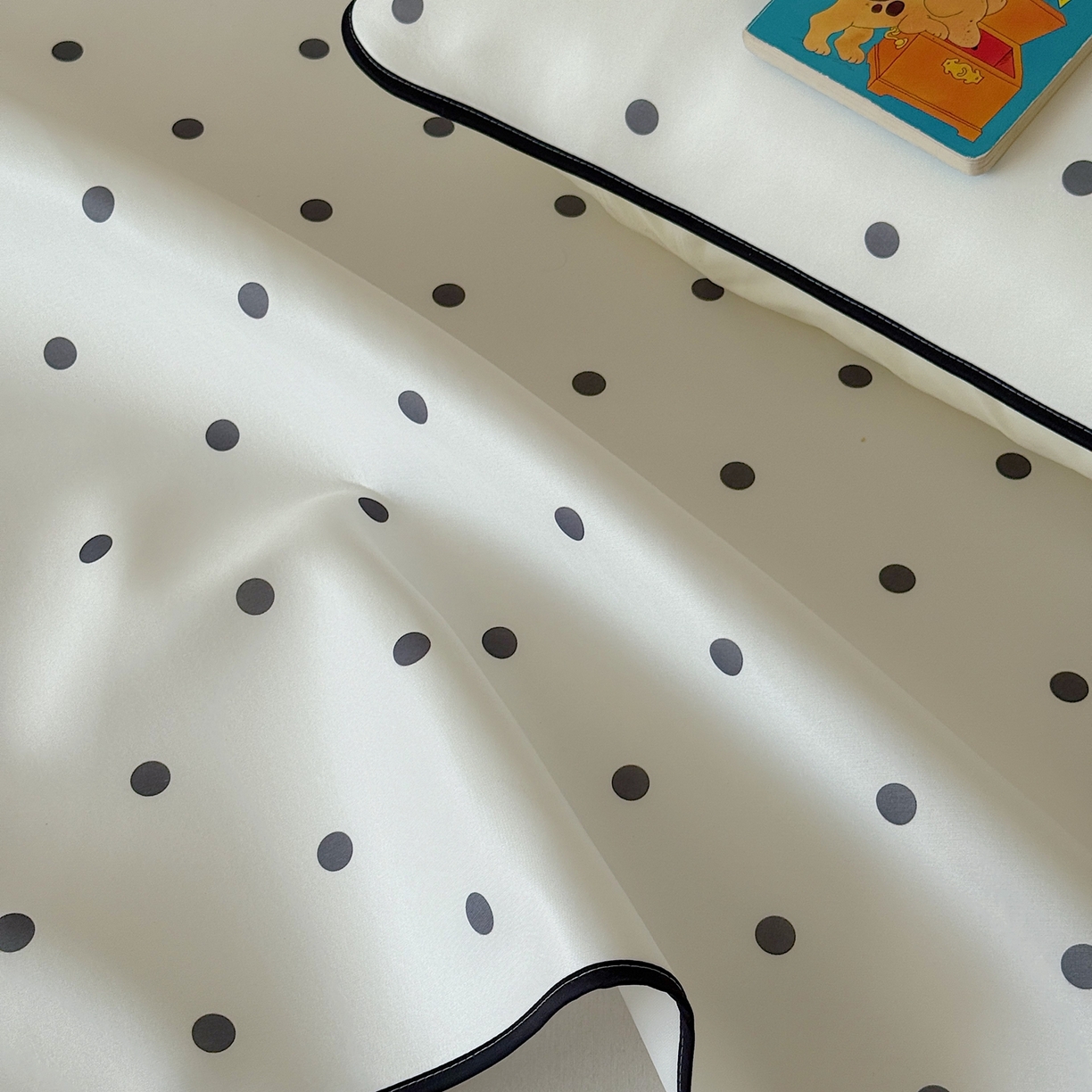 91家纺网 家纺一手货源 找家纺 美乐迪家纺 2026春夏新款水光冰丝凉席席子-波点系列 波点黑