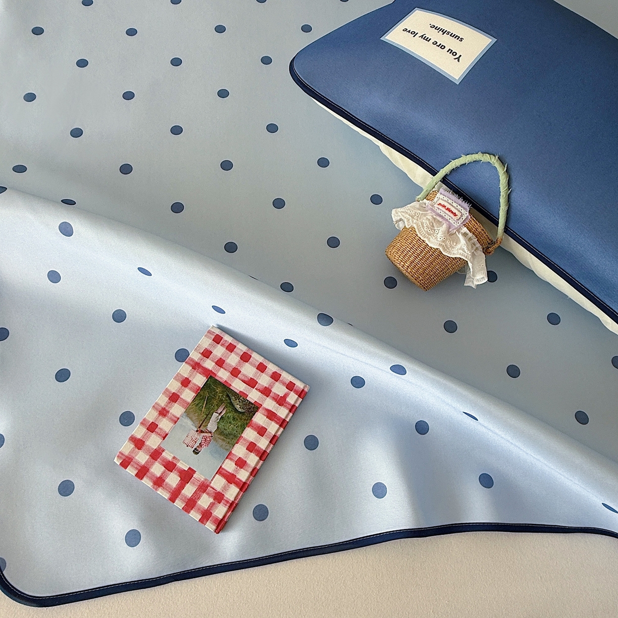 91家纺网 家纺一手货源 找家纺 美乐迪家纺 2026春夏新款水光冰丝凉席席子-波点系列 波点蓝