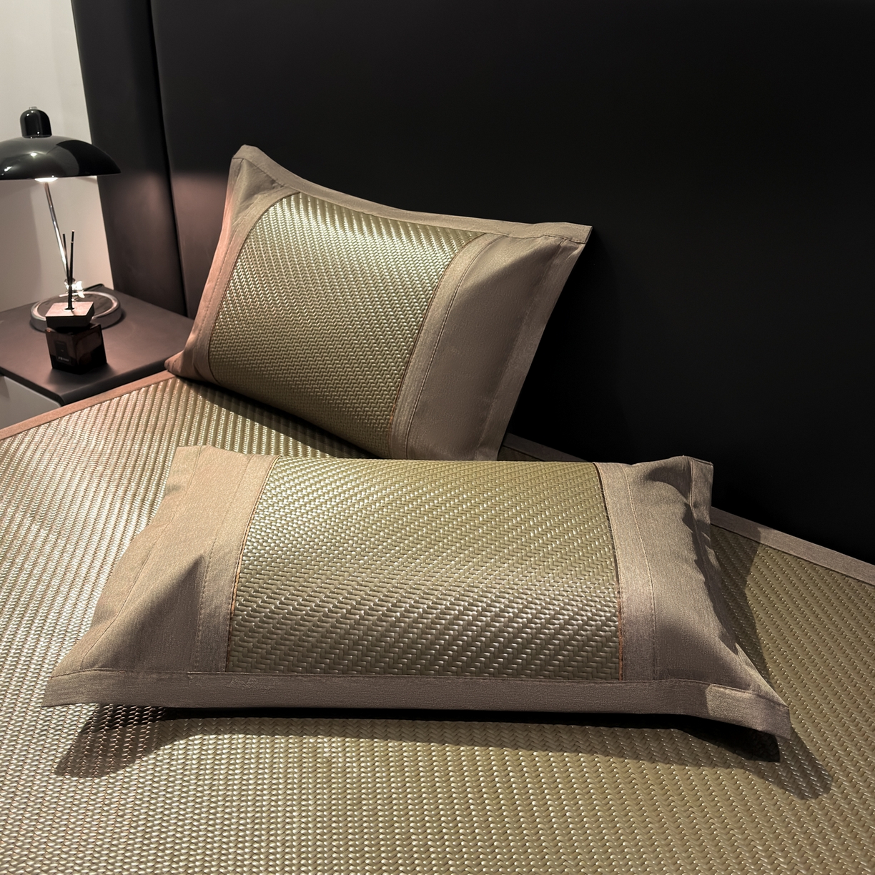 91家纺网 家纺一手货源 找家纺 欧邦 2026新款三层复合刺绣超冷感PE软席雪藤席子-福禄 福禄-古铜