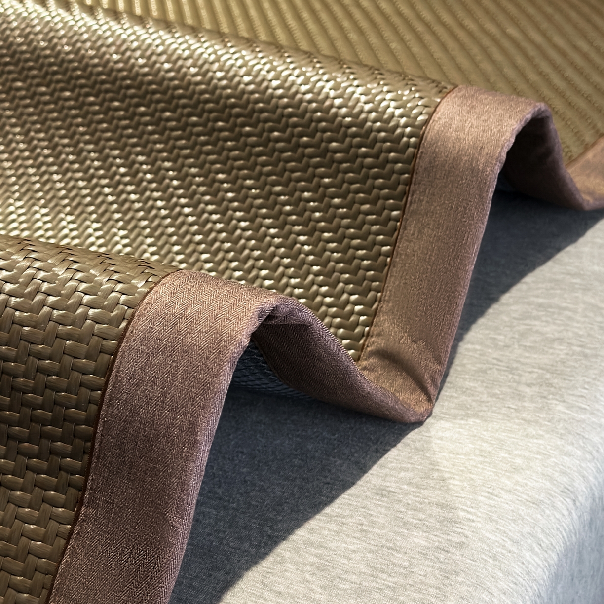 91家纺网 家纺一手货源 找家纺 欧邦 2026新款三层复合刺绣超冷感PE软席雪藤席子-福禄 福禄-古铜