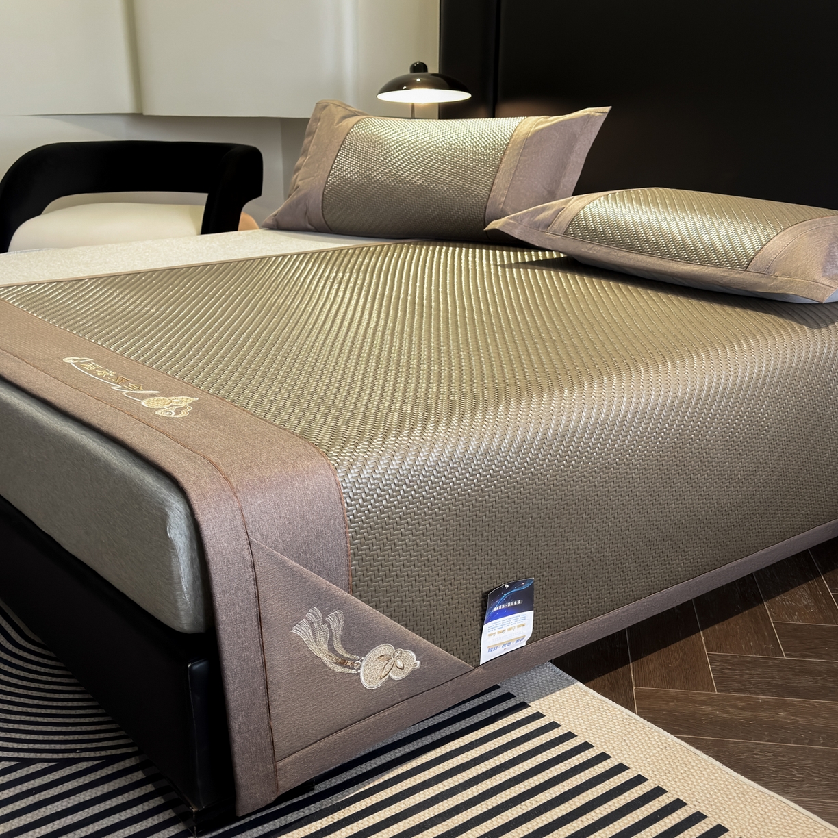 91家纺网 家纺一手货源 找家纺 欧邦 2026新款三层复合刺绣超冷感PE软席雪藤席子-福禄 福禄-古铜