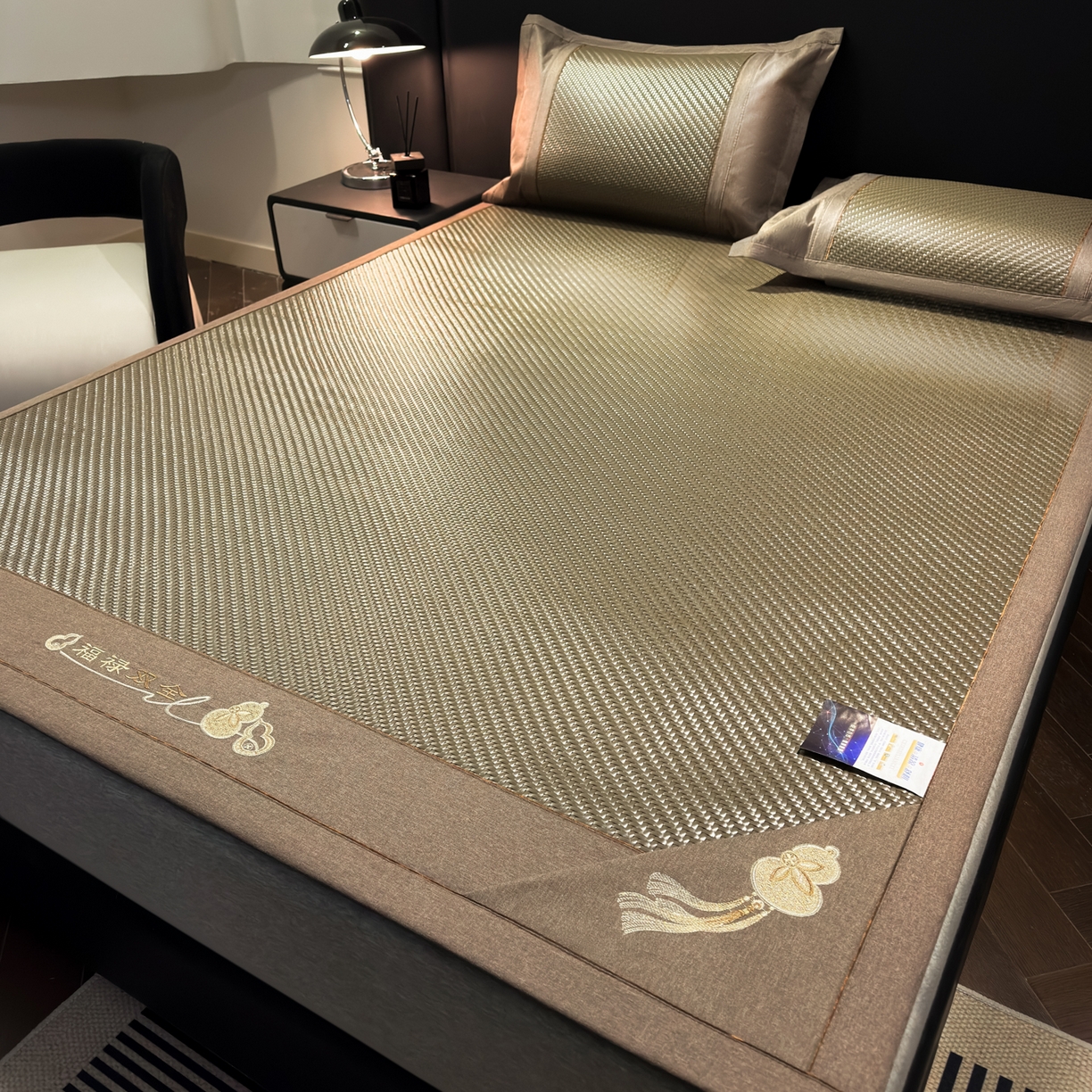 91家纺网 家纺一手货源 找家纺 欧邦 2026新款三层复合刺绣超冷感PE软席雪藤席子-福禄 福禄-古铜