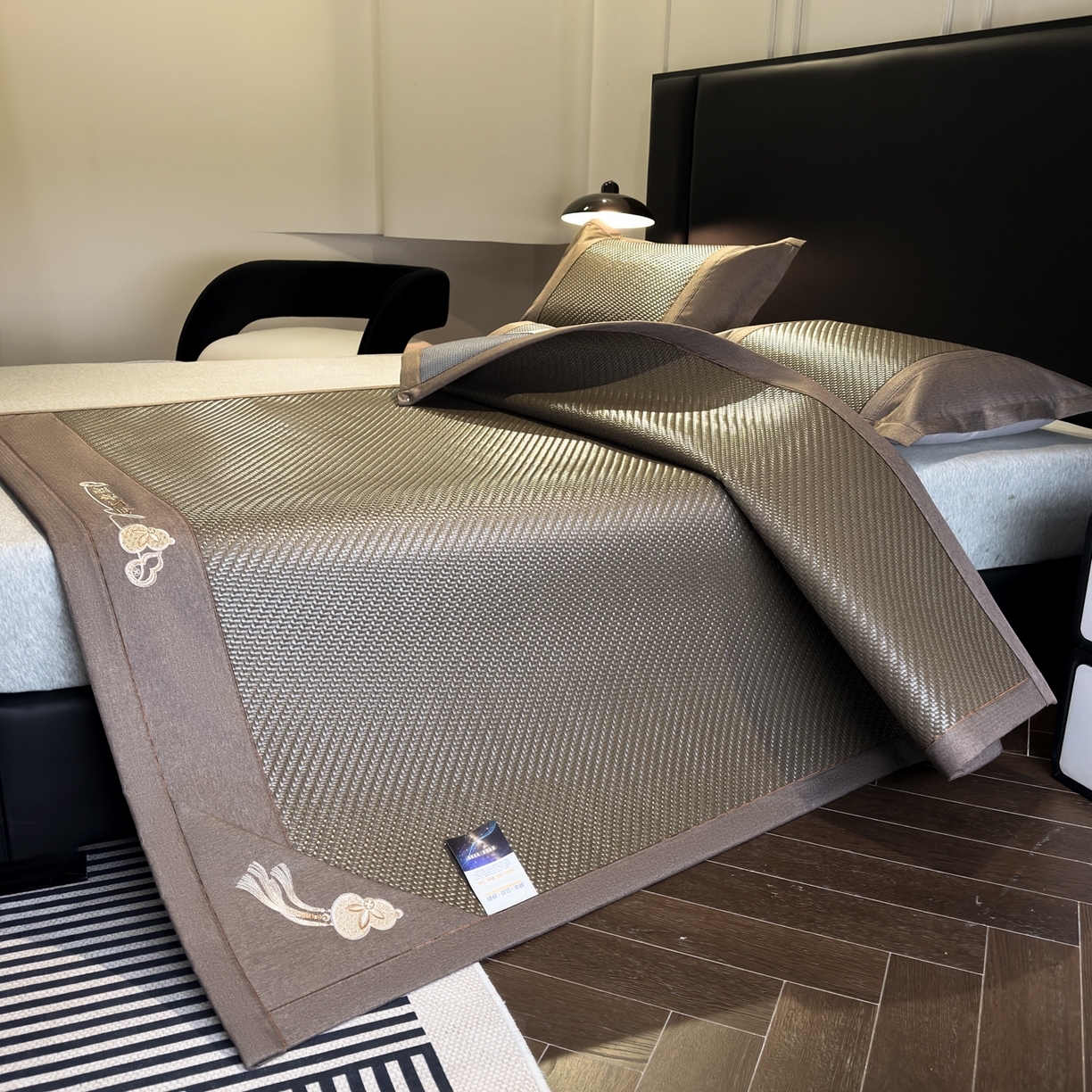 91家纺网 家纺一手货源 找家纺 欧邦 2026新款三层复合刺绣超冷感PE软席雪藤席子-福禄 福禄-古铜