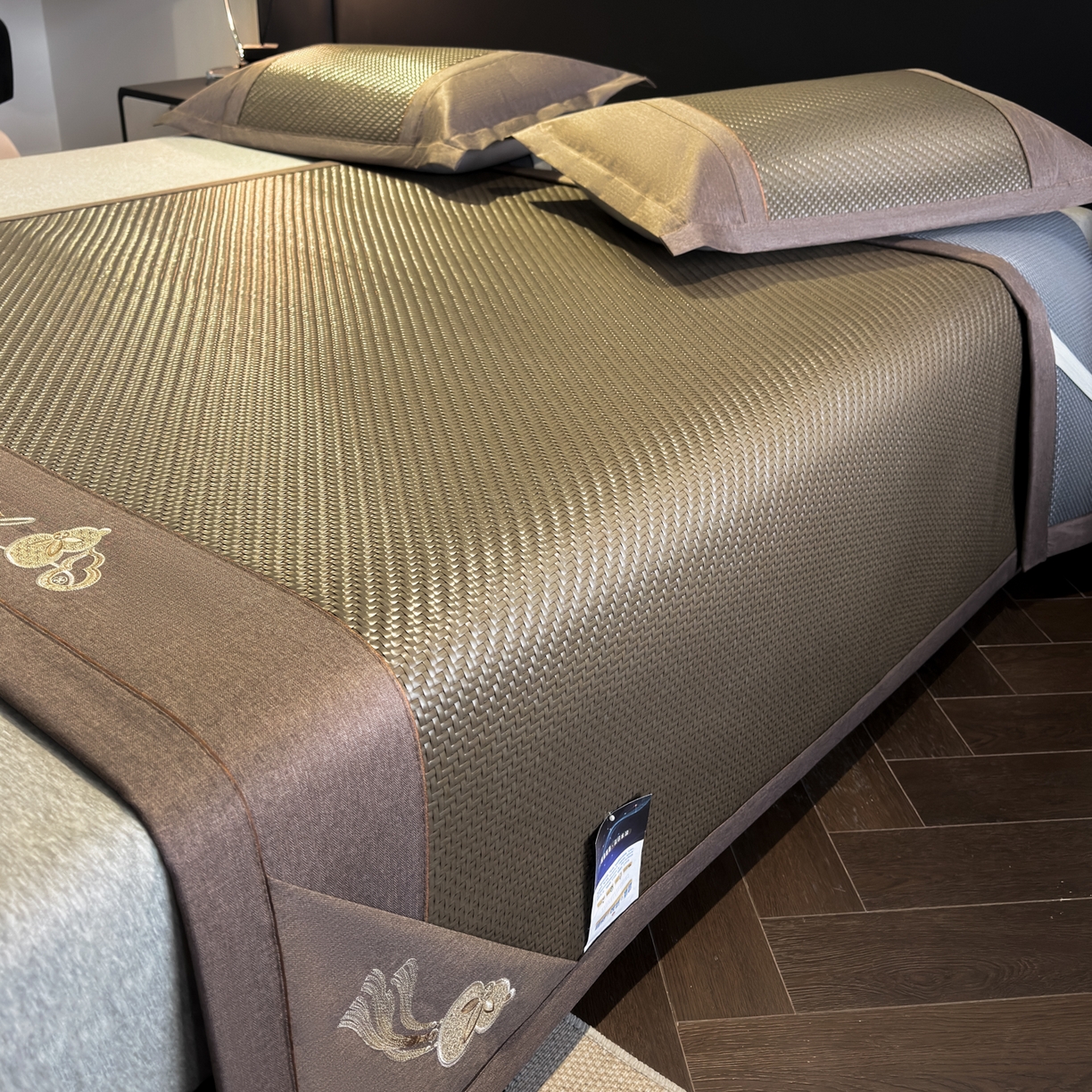 91家纺网 家纺一手货源 找家纺 欧邦 2026新款三层复合刺绣超冷感PE软席雪藤席子-福禄 福禄-古铜