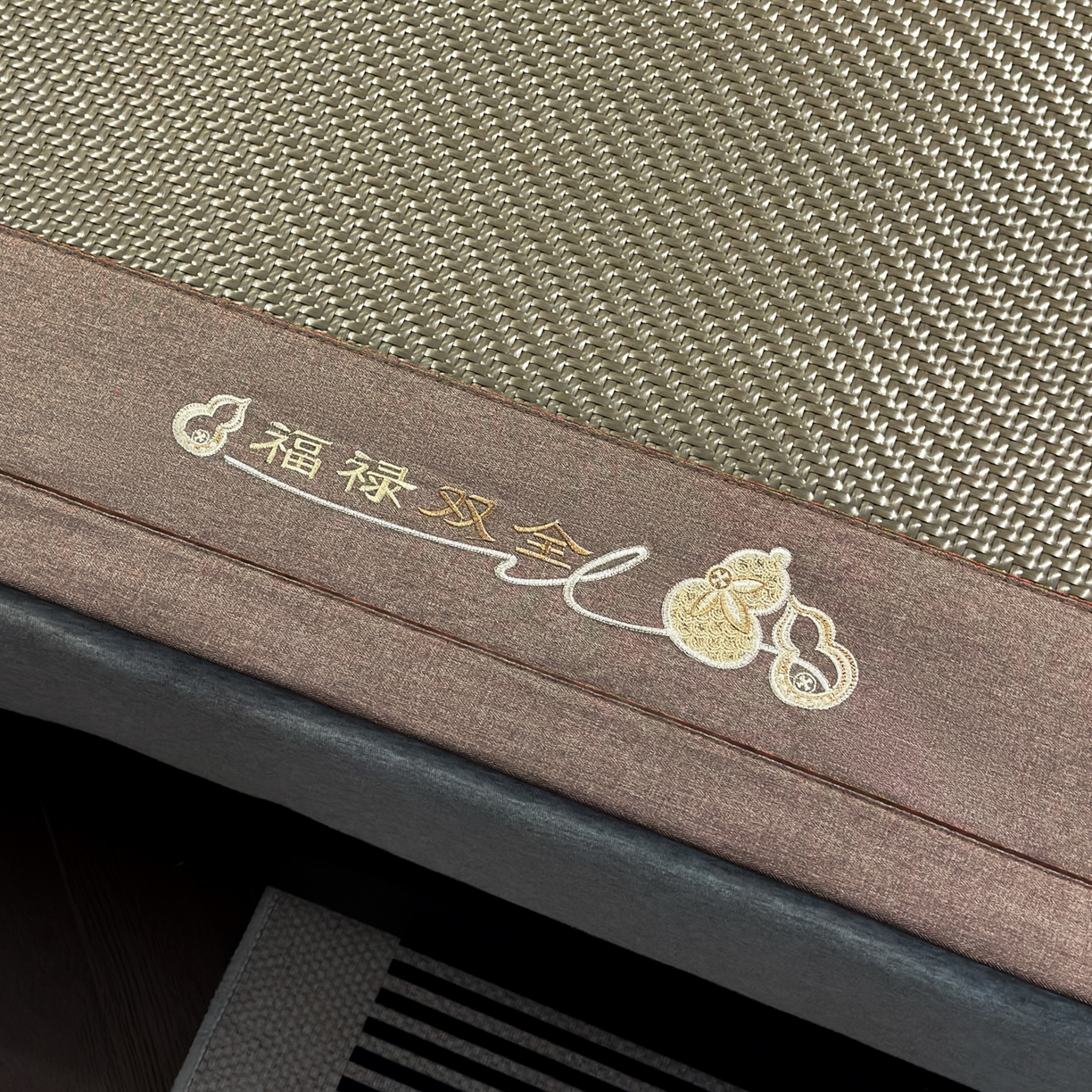 91家纺网 家纺一手货源 找家纺 欧邦 2026新款三层复合刺绣超冷感PE软席雪藤席子-福禄 福禄-古铜