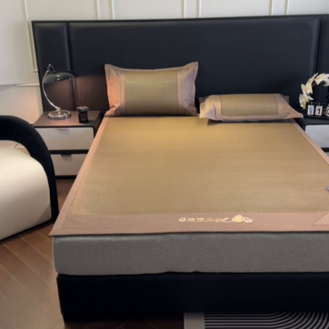 91家纺网 家纺一手货源 找家纺 （总）欧邦 2026新款三层复合刺绣超冷感PE软席雪藤席子-福禄