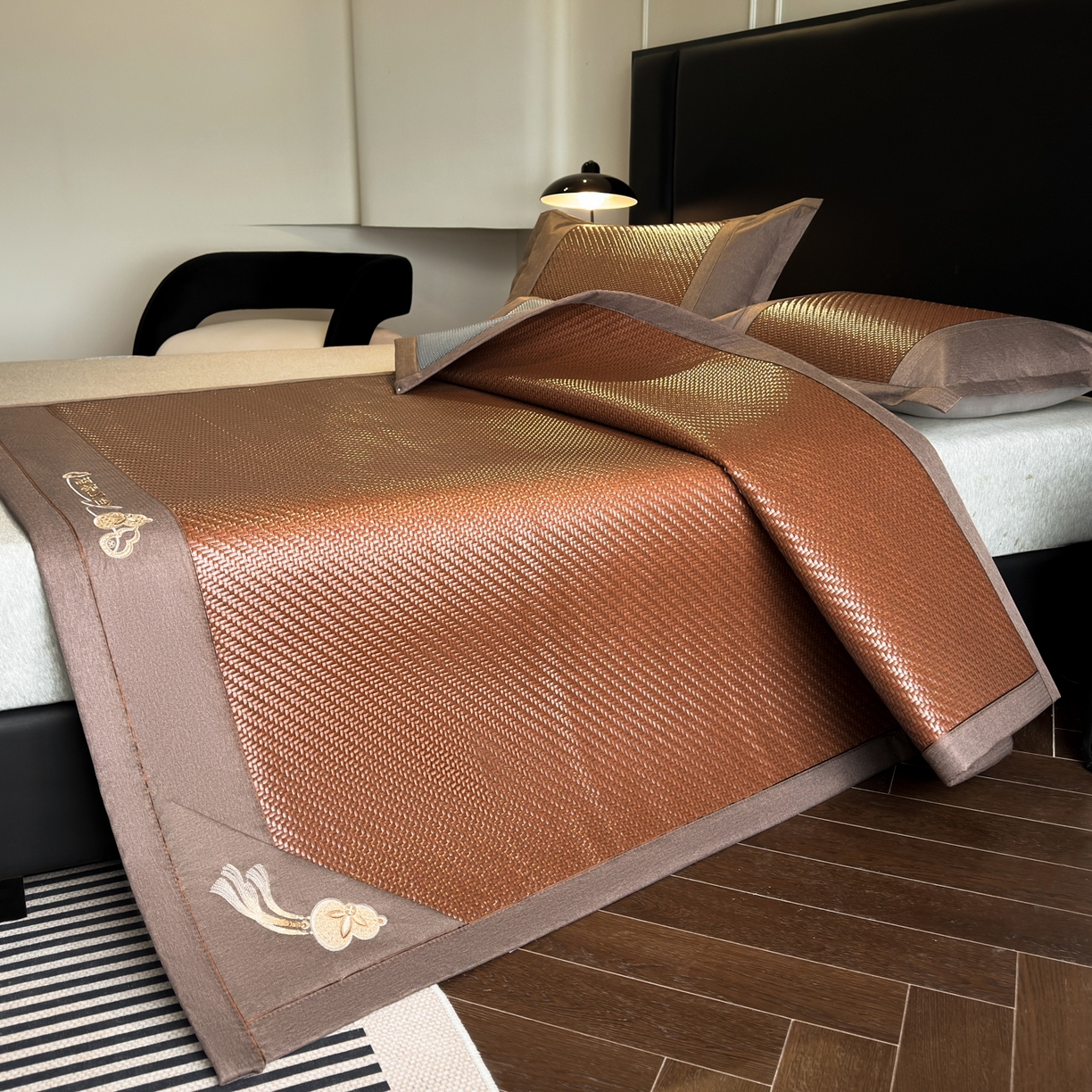 91家纺网 家纺一手货源 找家纺 欧邦 2026新款三层复合刺绣超冷感PE软席雪藤席子-福禄 福禄-深棕
