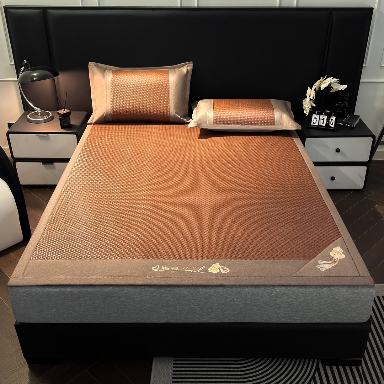 91家纺网 家纺一手货源 找家纺 欧邦 2026新款三层复合刺绣超冷感PE软席雪藤席子-福禄 福禄-深棕