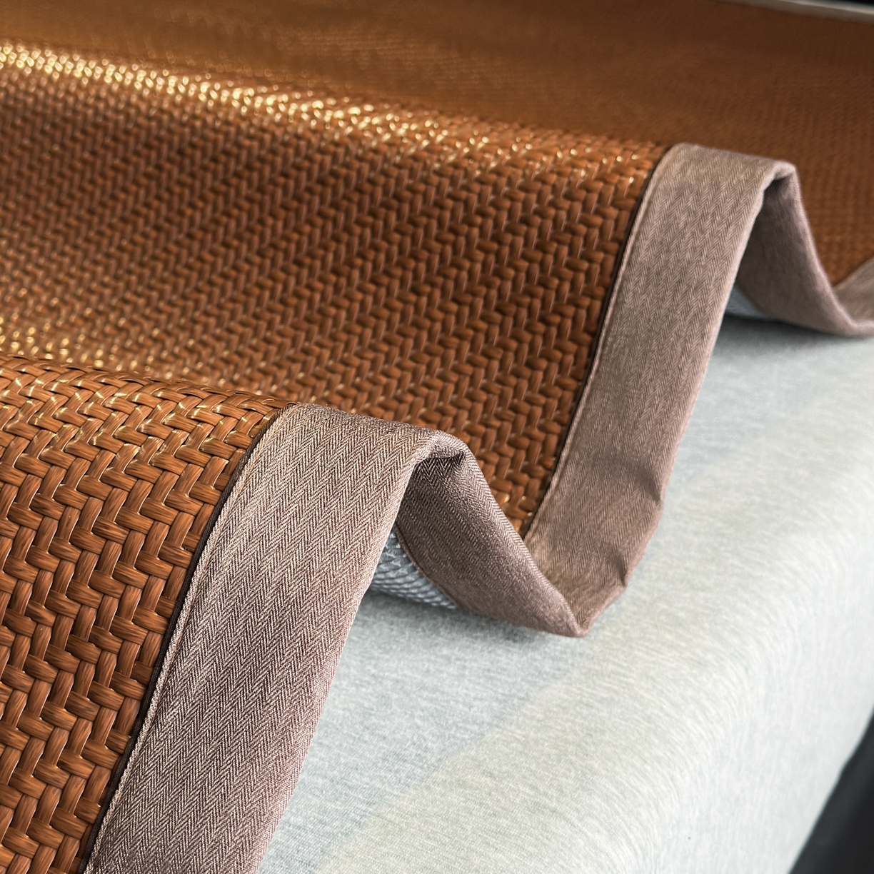 91家纺网 家纺一手货源 找家纺 欧邦 2026新款三层复合刺绣超冷感PE软席雪藤席子-福禄 福禄-深棕