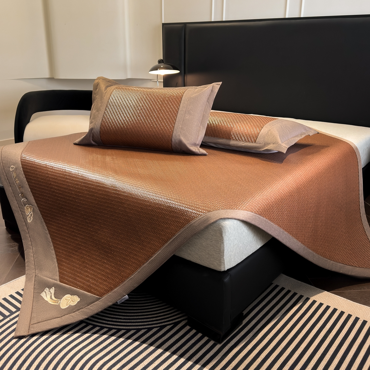 91家纺网 家纺一手货源 找家纺 欧邦 2026新款三层复合刺绣超冷感PE软席雪藤席子-福禄 福禄-深棕