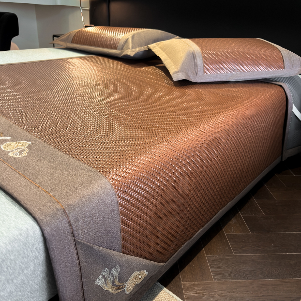 91家纺网 家纺一手货源 找家纺 欧邦 2026新款三层复合刺绣超冷感PE软席雪藤席子-福禄 福禄-深棕