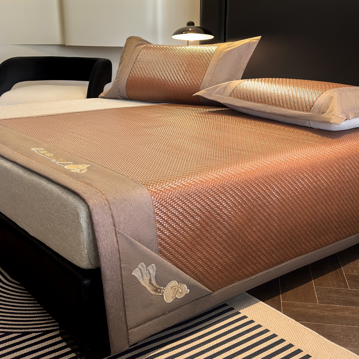 91家纺网 家纺一手货源 找家纺 欧邦 2026新款三层复合刺绣超冷感PE软席雪藤席子-福禄 福禄-深棕