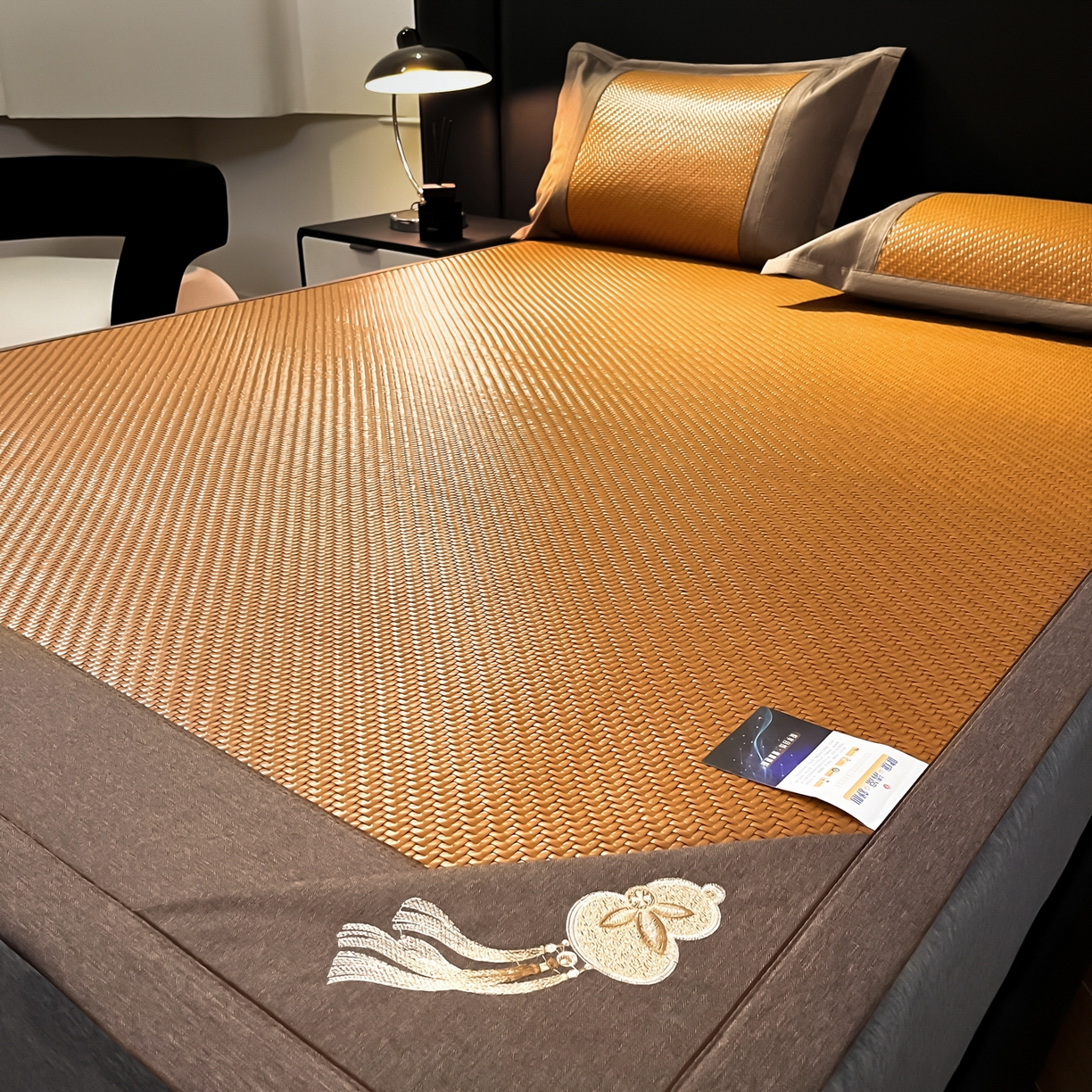 91家纺网 家纺一手货源 找家纺 欧邦 2026新款三层复合刺绣超冷感PE软席雪藤席子-福禄 福禄-浅咖