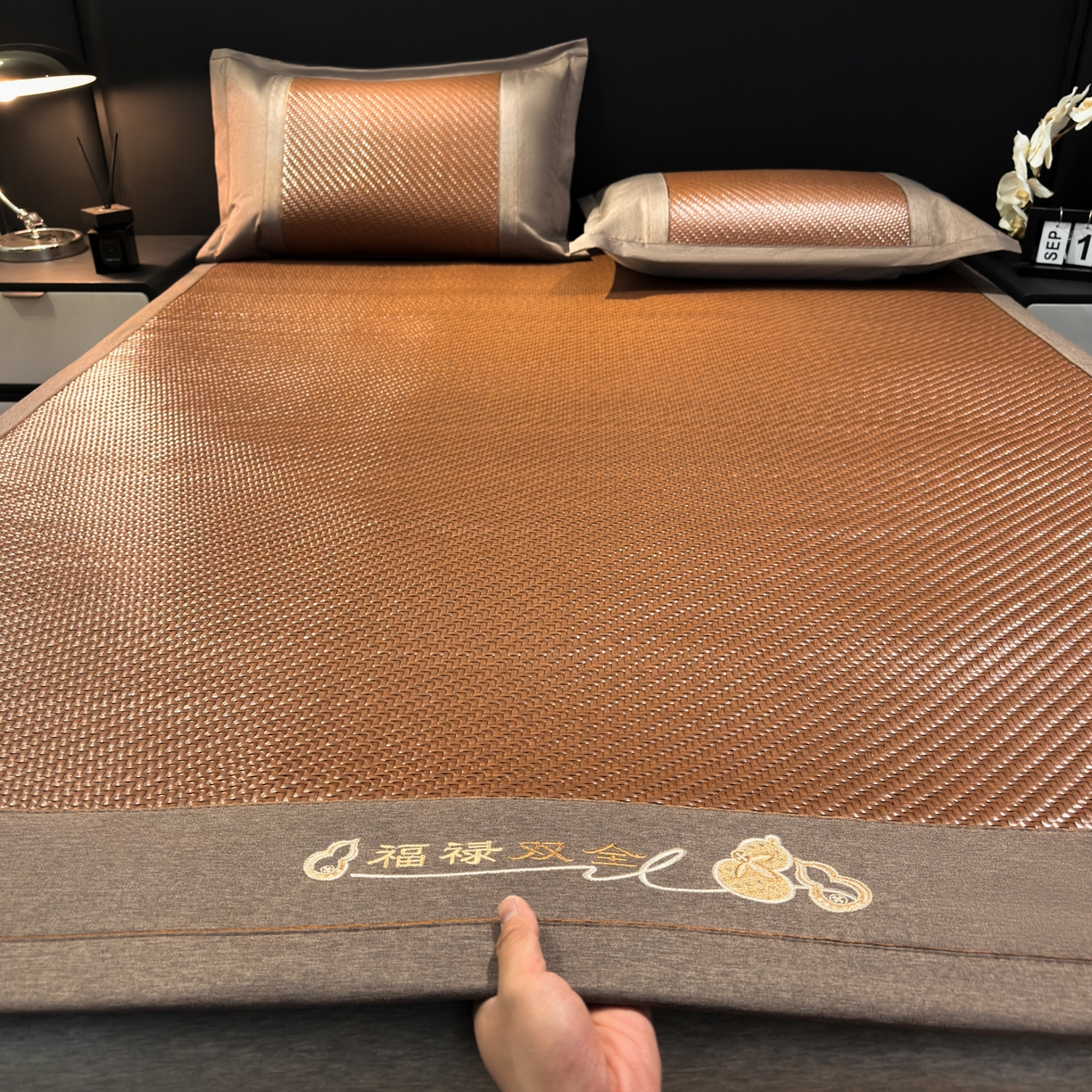 91家纺网 家纺一手货源 找家纺 欧邦 2026新款三层复合刺绣超冷感PE软席雪藤席子-福禄 福禄-深棕