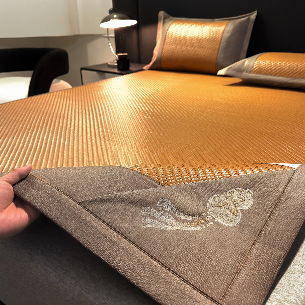 91家纺网 家纺一手货源 找家纺 欧邦 2026新款三层复合刺绣超冷感PE软席雪藤席子-福禄 福禄-浅咖