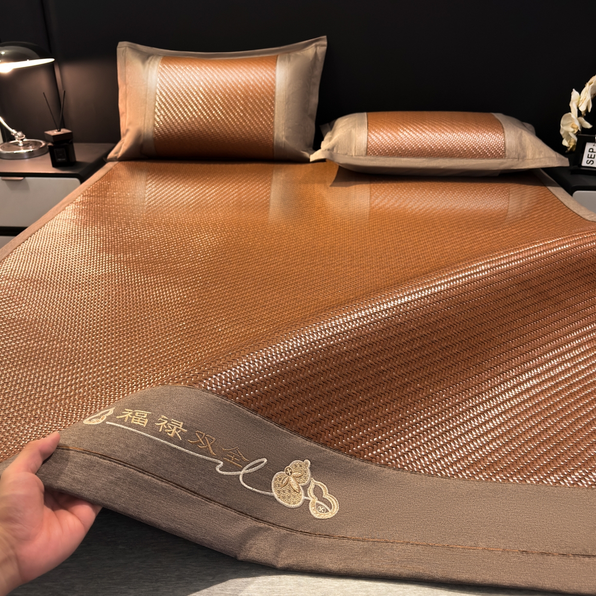 91家纺网 家纺一手货源 找家纺 欧邦 2026新款三层复合刺绣超冷感PE软席雪藤席子-福禄 福禄-深棕