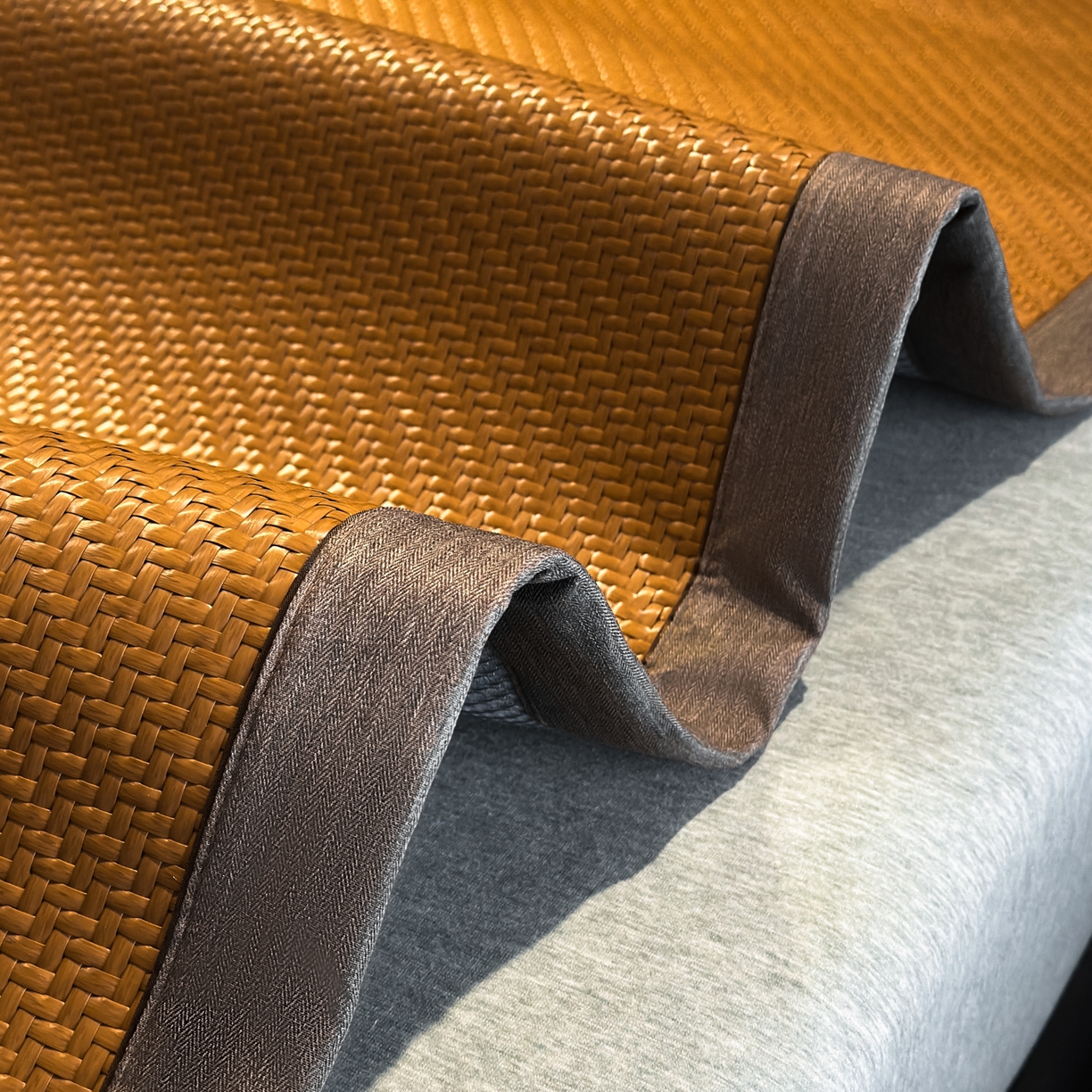 91家纺网 家纺一手货源 找家纺 欧邦 2026新款三层复合刺绣超冷感PE软席雪藤席子-福禄 福禄-浅咖