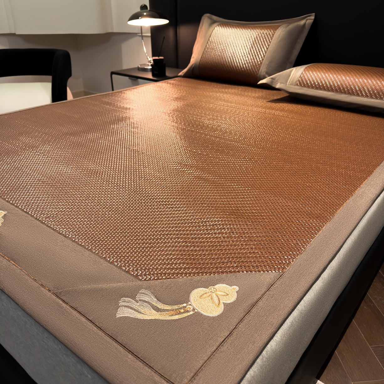 91家纺网 家纺一手货源 找家纺 欧邦 2026新款三层复合刺绣超冷感PE软席雪藤席子-福禄 福禄-深棕