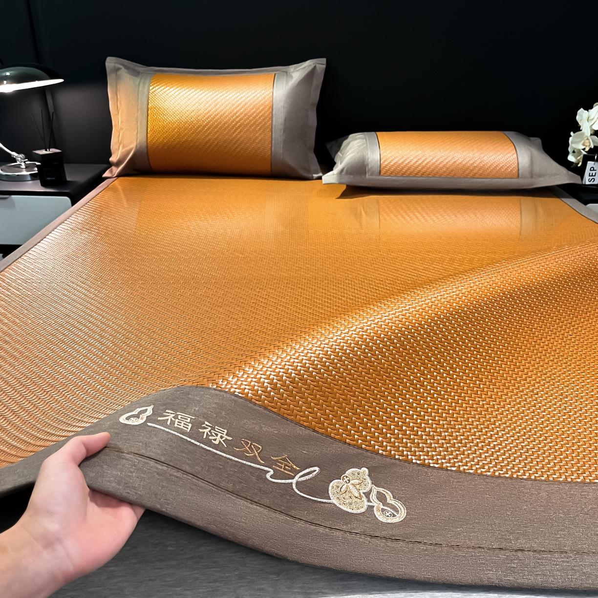 91家纺网 家纺一手货源 找家纺 欧邦 2026新款三层复合刺绣超冷感PE软席雪藤席子-福禄 福禄-浅咖
