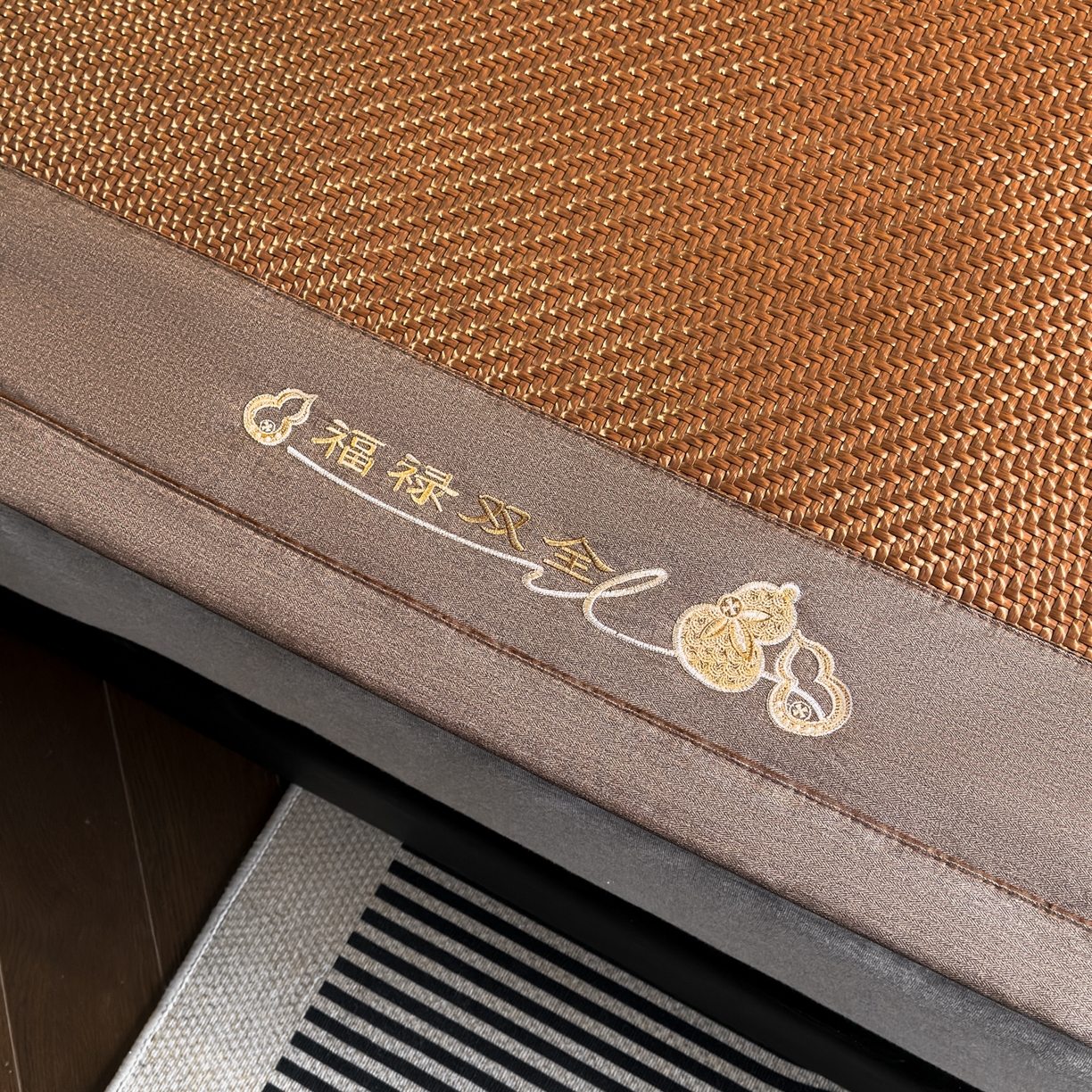 91家纺网 家纺一手货源 找家纺 欧邦 2026新款三层复合刺绣超冷感PE软席雪藤席子-福禄 福禄-深棕