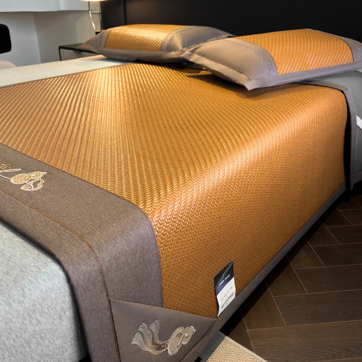 91家纺网 家纺一手货源 找家纺 欧邦 2026新款三层复合刺绣超冷感PE软席雪藤席子-福禄 福禄-浅咖