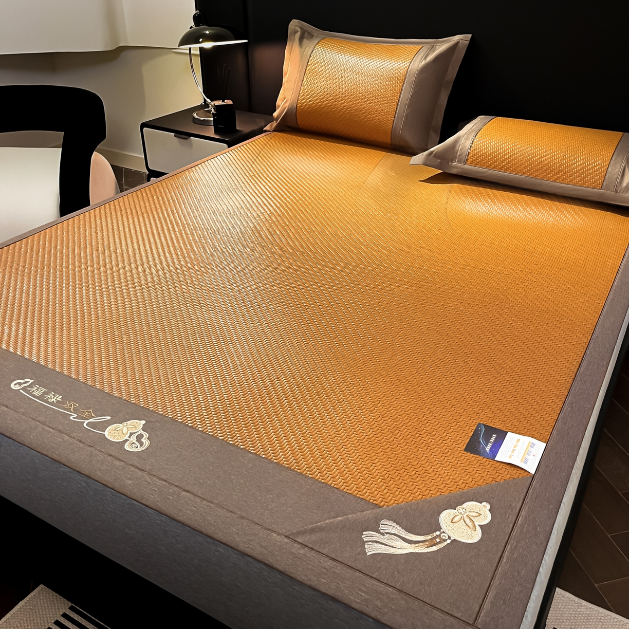 91家纺网 家纺一手货源 找家纺 欧邦 2026新款三层复合刺绣超冷感PE软席雪藤席子-福禄 福禄-浅咖