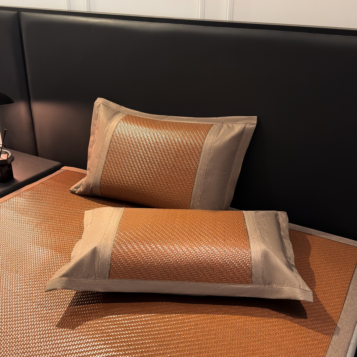 91家纺网 家纺一手货源 找家纺 欧邦 2026新款三层复合刺绣超冷感PE软席雪藤席子-福禄 福禄-深棕