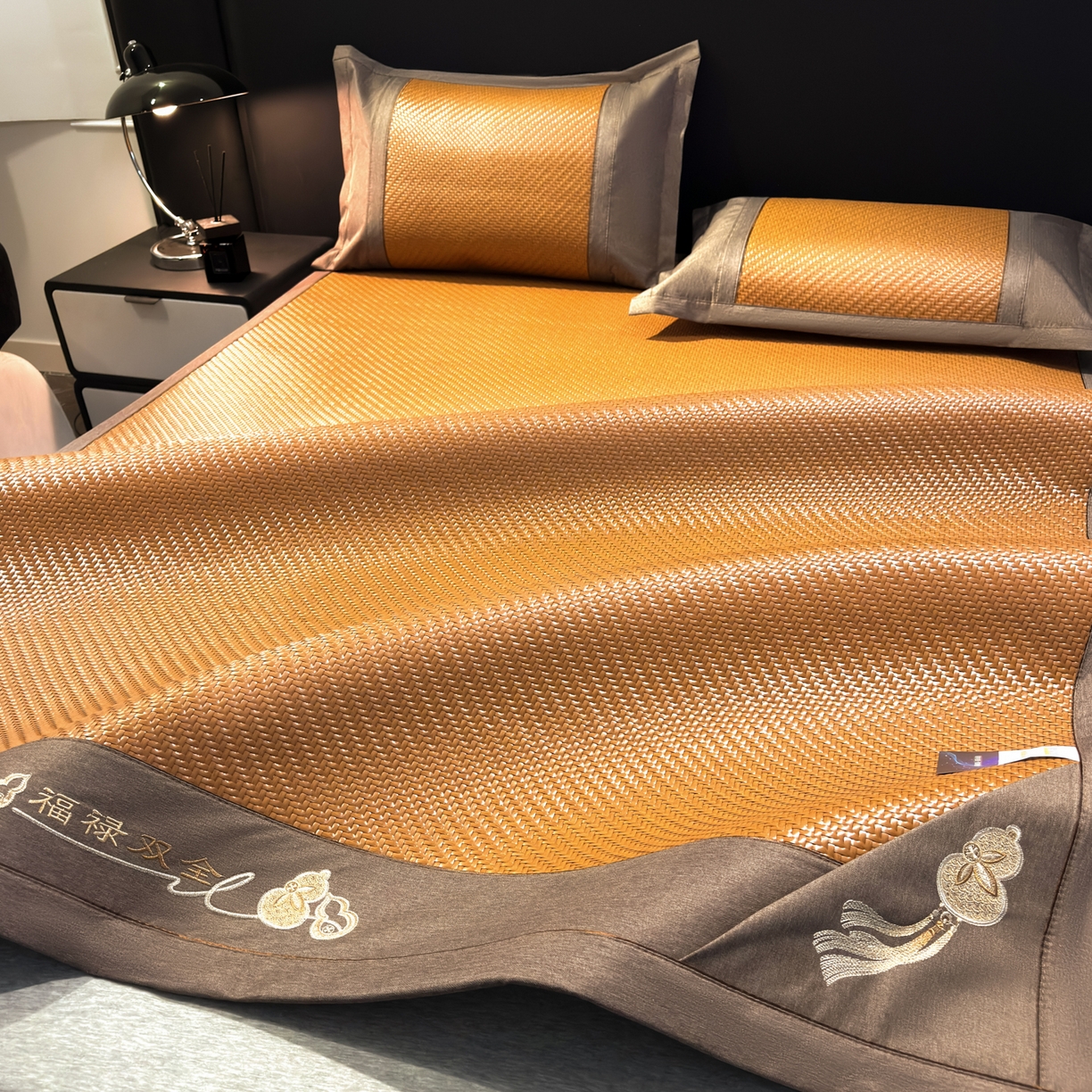 91家纺网 家纺一手货源 找家纺 欧邦 2026新款三层复合刺绣超冷感PE软席雪藤席子-福禄 福禄-浅咖