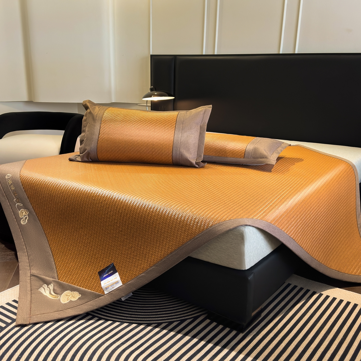 91家纺网 家纺一手货源 找家纺 欧邦 2026新款三层复合刺绣超冷感PE软席雪藤席子-福禄 福禄-浅咖