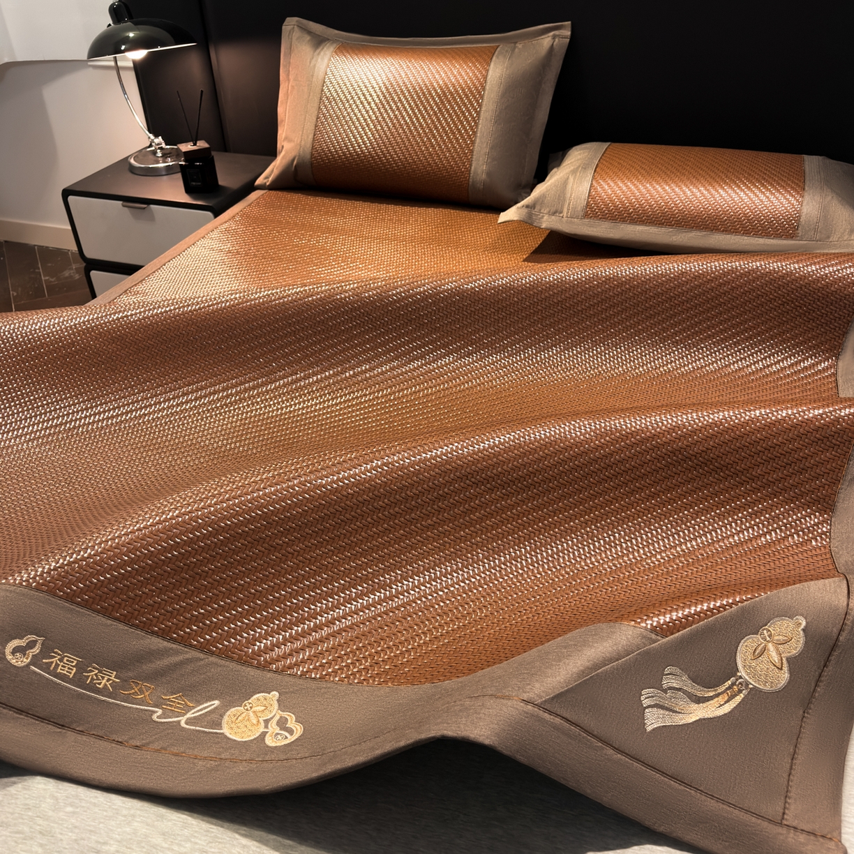 91家纺网 家纺一手货源 找家纺 欧邦 2026新款三层复合刺绣超冷感PE软席雪藤席子-福禄 福禄-深棕