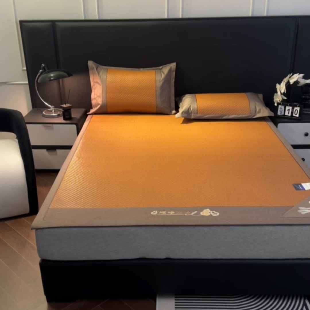 91家纺网 家纺一手货源 找家纺 欧邦 2026新款三层复合刺绣超冷感PE软席雪藤席子-福禄 福禄-浅咖