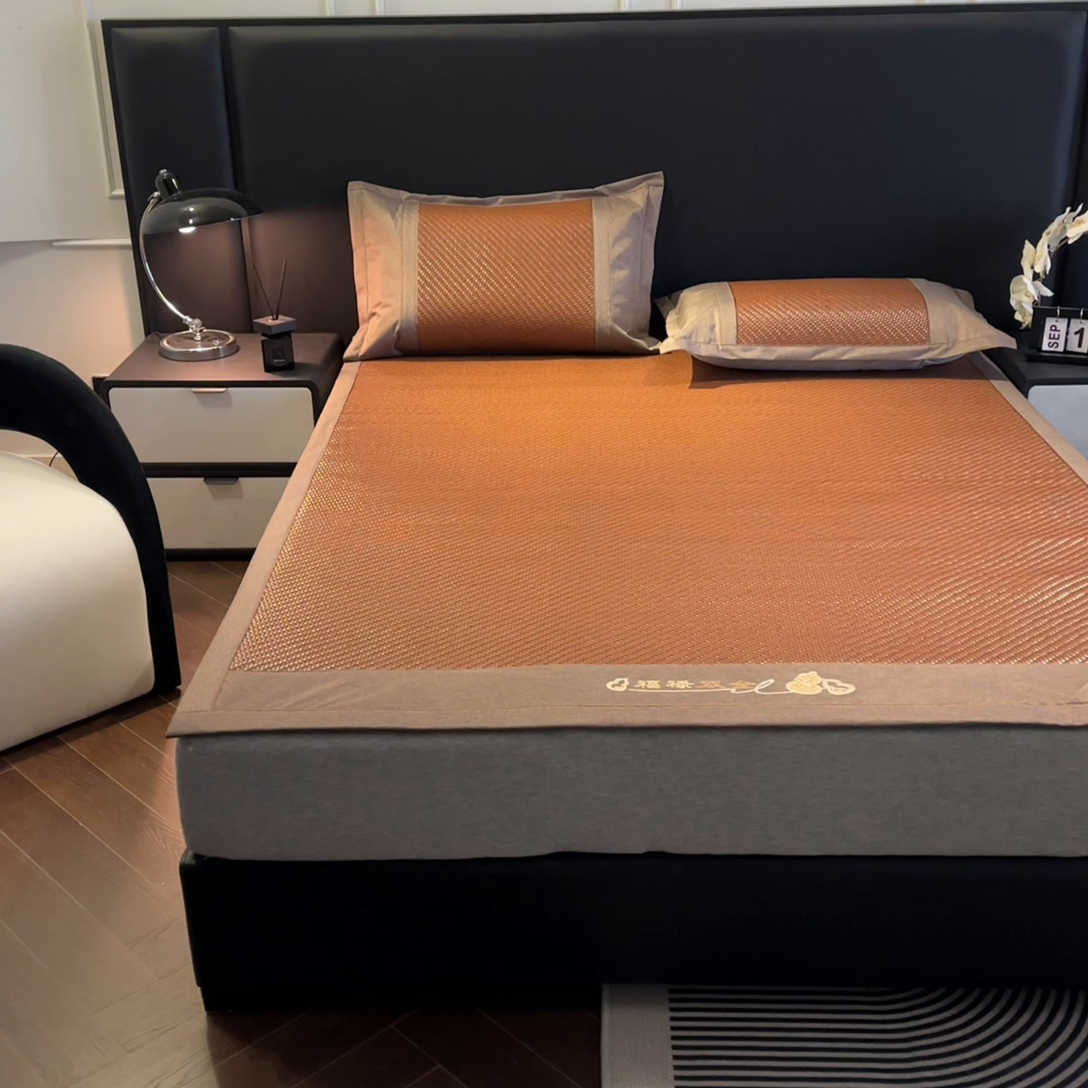 91家纺网 家纺一手货源 找家纺 欧邦 2026新款三层复合刺绣超冷感PE软席雪藤席子-福禄 福禄-深棕