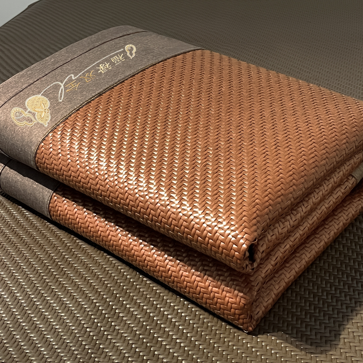 91家纺网 家纺一手货源 找家纺 欧邦 2026新款三层复合刺绣超冷感PE软席雪藤席子-福禄 组合图仅供展示-不可下单