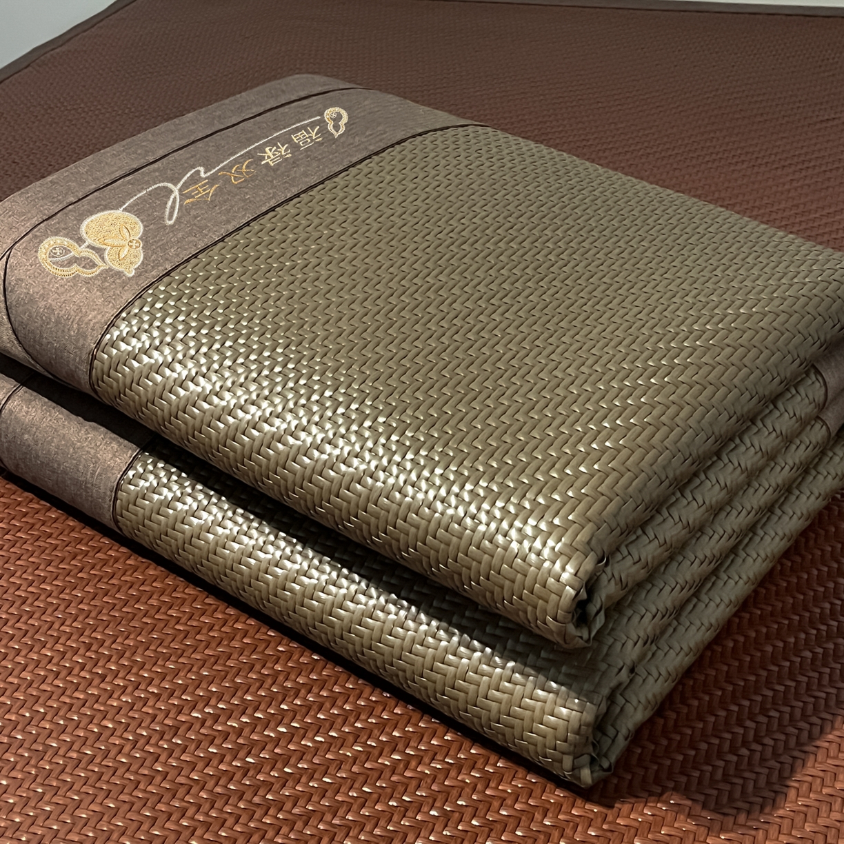 91家纺网 家纺一手货源 找家纺 欧邦 2026新款三层复合刺绣超冷感PE软席雪藤席子-福禄 组合图仅供展示-不可下单