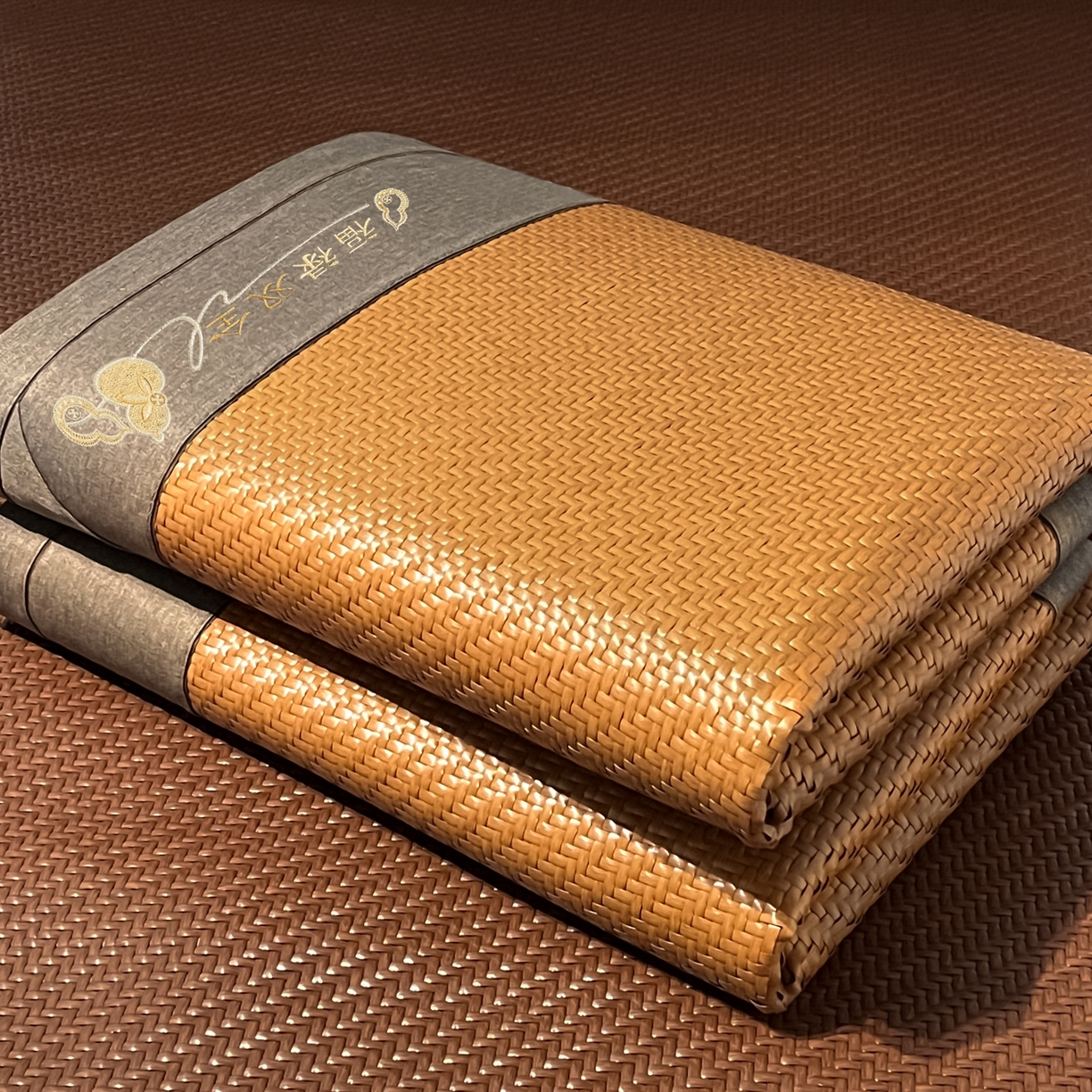 91家纺网 家纺一手货源 找家纺 欧邦 2026新款三层复合刺绣超冷感PE软席雪藤席子-福禄 组合图仅供展示-不可下单