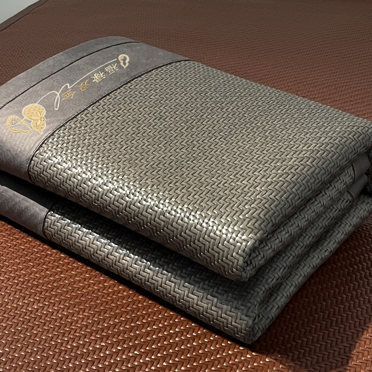 91家纺网 家纺一手货源 找家纺 欧邦 2026新款三层复合刺绣超冷感PE软席雪藤席子-福禄 组合图仅供展示-不可下单