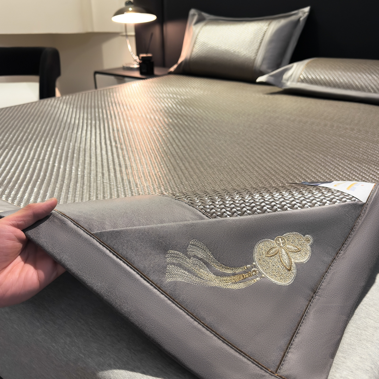 91家纺网 家纺一手货源 找家纺 欧邦 2026新款三层复合刺绣超冷感PE软席雪藤席子-福禄 福禄-灰色