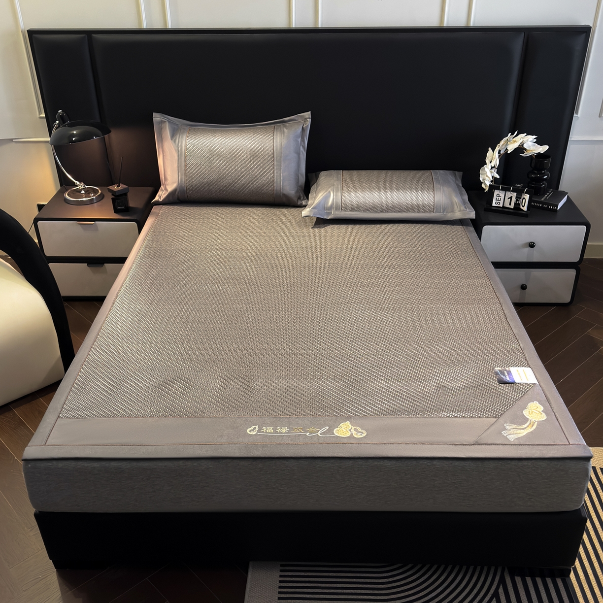 91家纺网 家纺一手货源 找家纺 欧邦 2026新款三层复合刺绣超冷感PE软席雪藤席子-福禄 福禄-灰色