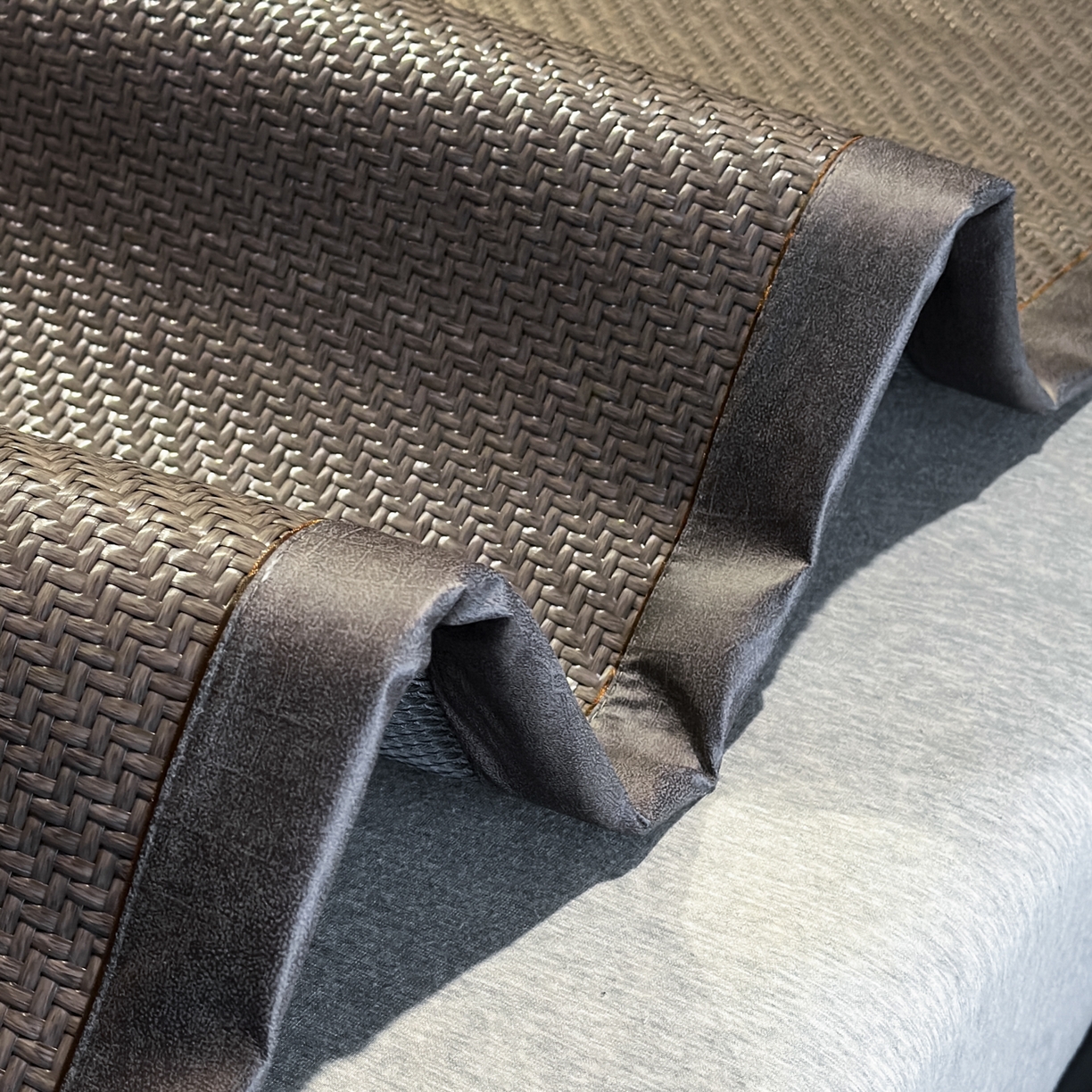 91家纺网 家纺一手货源 找家纺 欧邦 2026新款三层复合刺绣超冷感PE软席雪藤席子-福禄 福禄-灰色