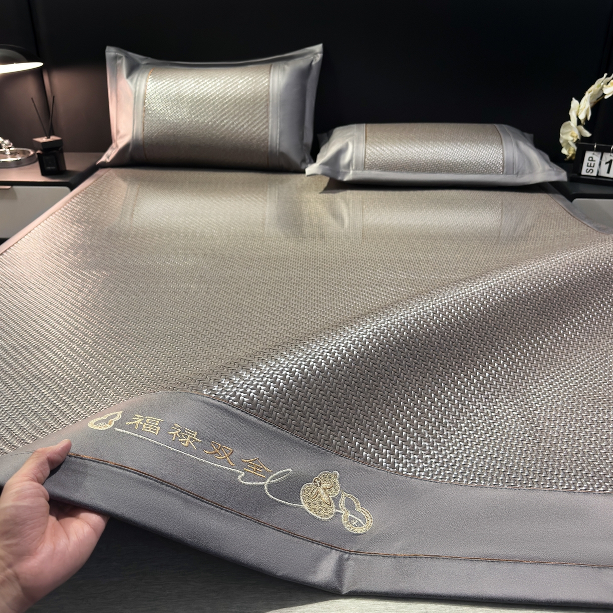 91家纺网 家纺一手货源 找家纺 欧邦 2026新款三层复合刺绣超冷感PE软席雪藤席子-福禄 福禄-灰色