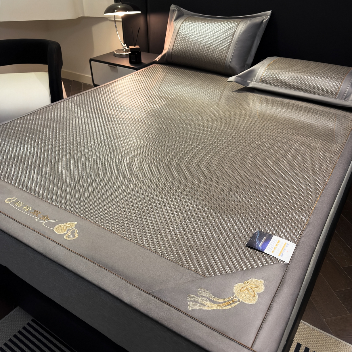 91家纺网 家纺一手货源 找家纺 欧邦 2026新款三层复合刺绣超冷感PE软席雪藤席子-福禄 福禄-灰色