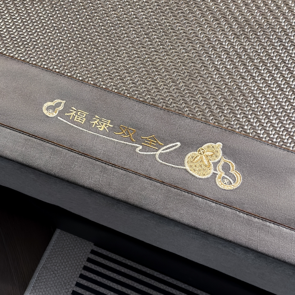 91家纺网 家纺一手货源 找家纺 欧邦 2026新款三层复合刺绣超冷感PE软席雪藤席子-福禄 福禄-灰色