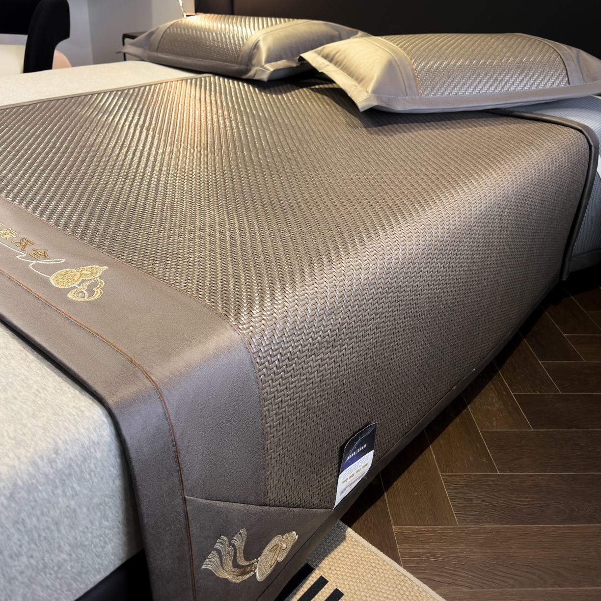 91家纺网 家纺一手货源 找家纺 欧邦 2026新款三层复合刺绣超冷感PE软席雪藤席子-福禄 福禄-灰色